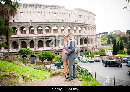 Paio di fronte al Colosseo romano Foto Stock