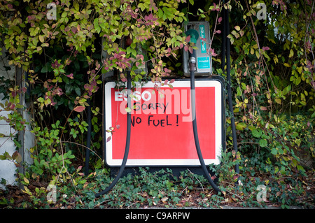 Nessun carburante,vecchia pompa di benzina, danneggiato, decadenza, derelitti, abbandono, fatiscente, porta, dimenticato, garage, home, bloccare, vecchio, ROT, Foto Stock