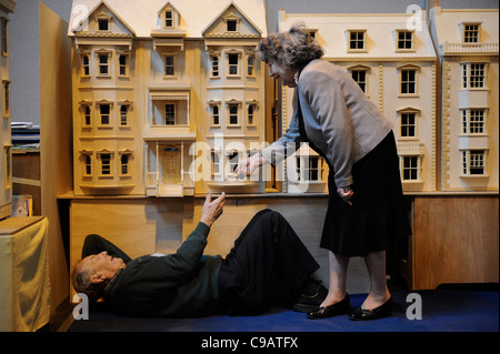 Una miniatura enthusiast lavorando sul suo stile di Pennsylvania villa casa delle bambole alla modellazione in miniatura mostra presso il centro NEC, Birming Foto Stock