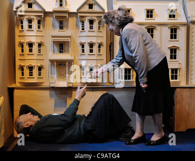 Una miniatura enthusiast lavorando sul suo stile di Pennsylvania villa casa delle bambole alla modellazione in miniatura mostra presso il centro NEC, Birming Foto Stock