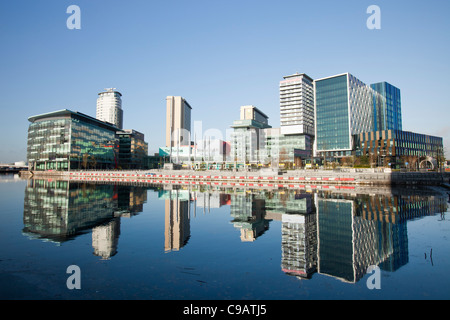 Media City la sede della BBC nel nord a Salford Quays, Manchester, UK, riflesso nel Manchester Ship Canal. Foto Stock