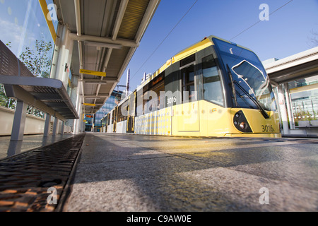 Una fermata del tram a Media City , Salford Quays, Manchester, Regno Unito. Foto Stock