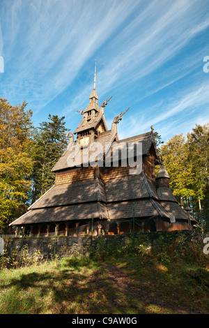 Fantoft doga chiesa (norvegese: Fantoft stavkirke) è una ricostruzione di una doga chiesa nel Fana borough della città di Bergen. Foto Stock