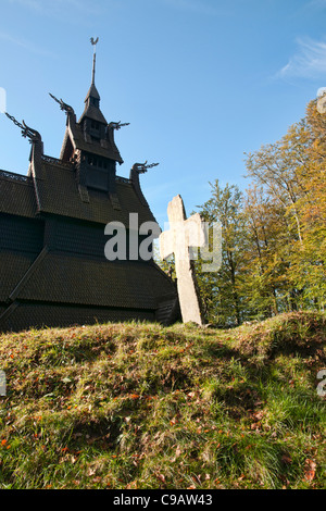 Fantoft doga chiesa (norvegese: Fantoft stavkirke) è una ricostruzione di una doga chiesa nel Fana borough della città di Bergen. Foto Stock