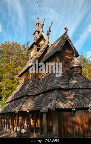 Fantoft doga chiesa (norvegese: Fantoft stavkirke) è una ricostruzione di una doga chiesa nel Fana borough della città di Bergen. Foto Stock