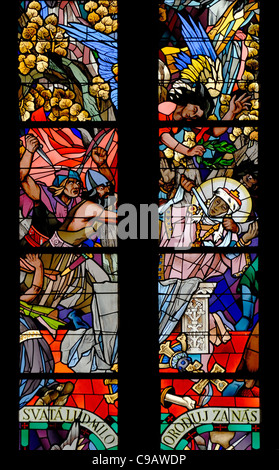 Praga, Repubblica Ceca. Chiesa di Santa Ludmilla. Moderna vetrata raffigurante il martirio di santa Ludmilla Foto Stock