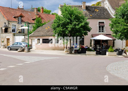 Puligny Montrachet,Borgogna Village,Centro, la Cave du Vin, negozio di vino, caffè,hotels,Montrachet,Grande Cru de Bourgogne,Francia Foto Stock