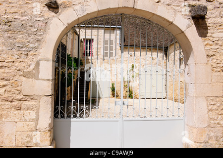 Puligny Montrachet,Borgogna Village,Centro, la Cave du Vin, negozio di vino, caffè,hotels,Montrachet,Grande Cru de Bourgogne,Francia Foto Stock