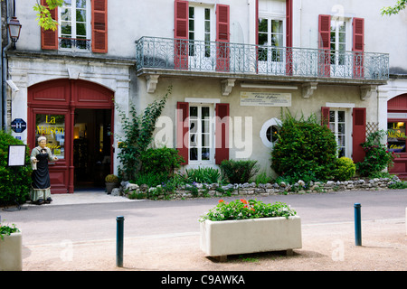 Puligny Montrachet,Borgogna Village,Centro, la Cave du Vin, negozio di vino, caffè,hotels,Montrachet,Grande Cru de Bourgogne,Francia Foto Stock