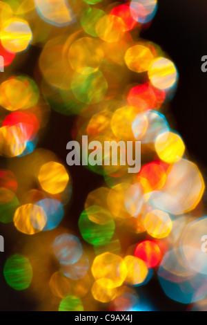 Al di fuori della messa a fuoco le decorazioni di Natale e le luci. Foto Stock