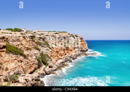 Cala en Baster di Formentera montagne costa nord della Spagna Foto Stock