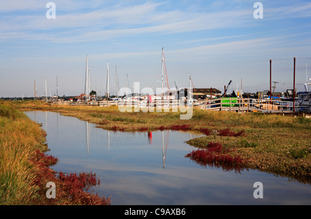 Canale di marea e ormeggiate barche sul Fiume Blyth a Walberswick, Suffolk, Inghilterra, Regno Unito. Foto Stock