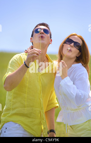 Felice coppia giovane godendo una giornata all'aperto. Foto Stock