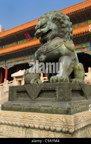 Maschio di bronzo leone simbolo del potere alla porta della suprema armonia nella Città Proibita di Pechino Repubblica Popolare Cinese Foto Stock