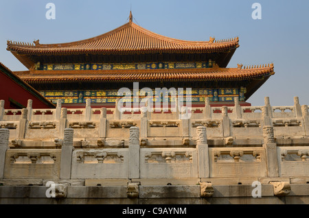 Vista laterale della Sala della suprema armonia nella Città Proibita di Pechino CINA Foto Stock