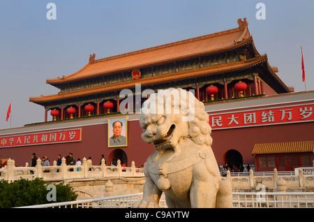 Leone di pietra di Tiananmen Porta della Pace Celeste ingresso alla città imperiale di Pechino popoli Repubblica Popolare Cinese Foto Stock