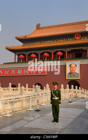 I popoli di polizia armata guard con il ritratto di Mao Zedong in piazza tiananmen porta della pace celeste Pechino repubblica popolare cinese Foto Stock