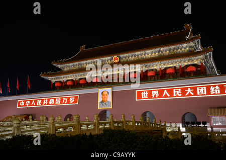 Ponti su Golden acqua fiume di Tiananmen Porta della Pace Celeste ingresso alla città imperiale di Pechino Repubblica Popolare Cinese Foto Stock