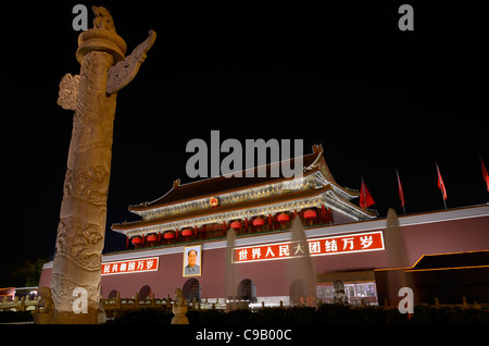 Colonna di pietra di notte di Tiananmen Porta della Pace Celeste ingresso alla città imperiale di Pechino Repubblica Popolare Cinese Foto Stock