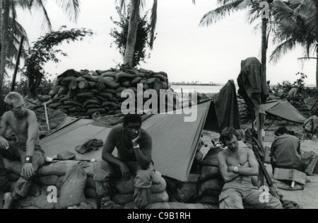 Soldati appoggiati accanto al bunker di sacchi di sabbia. 101St ABN nella valle di Ashau durante la Guerra del Vietnam. Foto Stock