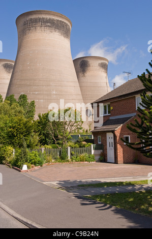 Ferrybridge 'C' Power Station - case moderne in alloggi urbani station wagon oscurato dalle alte torri di raffreddamento - Knottingley, West Yorkshire, Inghilterra, Regno Unito. Foto Stock