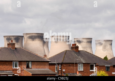 Panoramica sui tetti della città e Ferrybridge 'C' Power Station - Case in città urbana oscurato dalle alte torri di raffreddamento - Knottingley, West Yorkshire, Inghilterra, Regno Unito. Foto Stock