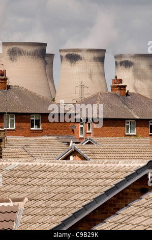 Residenziali e edifici industriali - case in ombra da alte torri di raffreddamento - Ferrybridge 'C' Power Station, Knottingley, nello Yorkshire, Inghilterra, Regno Unito. Foto Stock