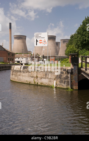 Torri di raffreddamento e camini di Ferrybridge 'C' Power Station & segno dare indicazioni da Aire e Navigazione di Calder Canal - West Yorkshire, Inghilterra, Regno Unito. Foto Stock