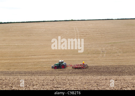 Trattore campo aratri in Dorset pronto per piantare colture. Foto Stock