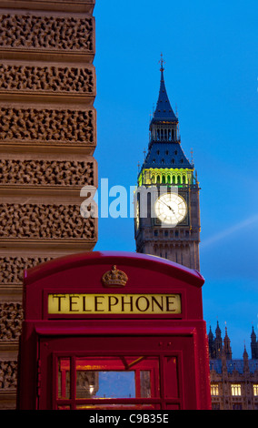 Tradizionale in rosso nella casella Telefono e Big Ben Clock Tower di Case del Parlamento di notte Londra Inghilterra REGNO UNITO Foto Stock