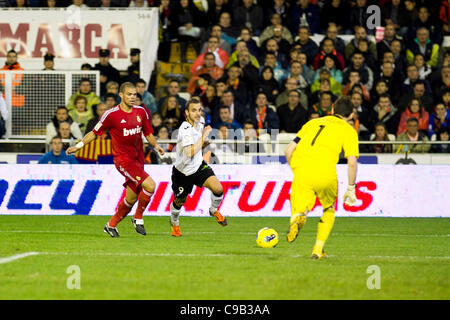 19/11/2011. Valencia, Spagna Partita di calcio tra Valencia Club de Futbol e Real Madrid Club de Futbol, corrispondente al XIII cammino di Liga BBVA ------------------------------------- Roberto Soldado, Valencia CF Attaccante acceso dopo una sfera contro il Real Madrid portiere Iker Casillas con P Foto Stock