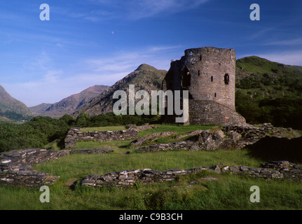 Il castello di Dolbadarn vicino a Llanberis Llanberis Pass e culle Goch in background il Parco Nazionale Snowdonia Gwynedd North Wales UK Foto Stock