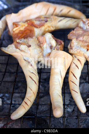 Cured Pigs Tails - un esempio dello strano o strano cibo mangiato dalle persone di tutto il mondo Foto Stock