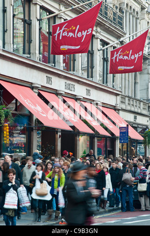 Regent Street occupato con gli acquirenti, London, Regno Unito Foto Stock