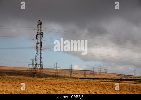 Riga / linea di tralicci che trasportano elettricità su Mynydd Llangattock nella tempesta drammatica luce vicino a Ebbw Vale South Wales UK Foto Stock