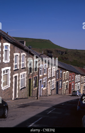 Ripida fila di valli tipiche case a schiera Tylorstown Rhondda Fach valley Widnes South Wales UK Foto Stock