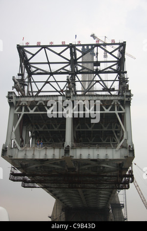 Wuhan Tianxingzhou il Ponte sul Fiume Yangtze in costruzione, luglio 15, 2008 dispone di quattro binari ferroviari e sei corsie di traffico Foto Stock