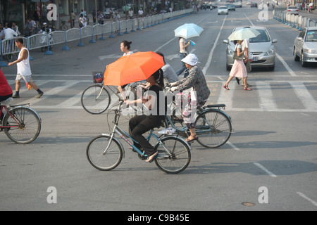 Ombrelloni e biciclette in Nanjing, Cina Foto Stock