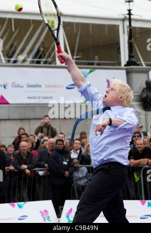 Boris Johnson gioca match di tennis contro il PM David Cameron in Trafalgar Square sulla Paralimpico Internazionale giorno. Foto Stock