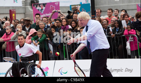 Boris Johnson gioca match di tennis contro il PM David Cameron in Trafalgar Square sulla Paralimpico Internazionale giorno. Foto Stock