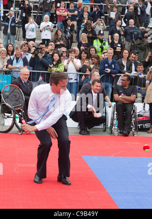 Il PM David Cameron gioca match di tennis contro il sindaco di Londra Boris Johnson in Trafalgar Square sulla Paralimpico Internazionale giorno. Foto Stock