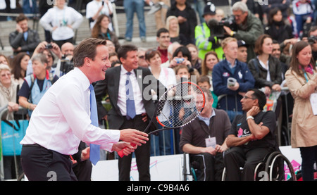 Il PM David Cameron gioca match di tennis contro il sindaco di Londra Boris Johnson in Trafalgar Square sulla Paralimpico Internazionale giorno. Foto Stock