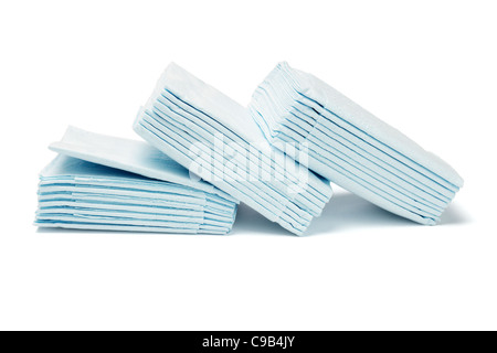 Pile di blue piegato facial tissue paper su sfondo bianco Foto Stock