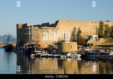 Kyrenia porto, Cipro Nord, al tramonto Foto Stock