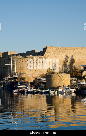 Kyrenia porto, Cipro Nord, al tramonto Foto Stock