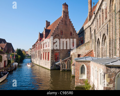 Vista del canale e Memling in Sint-Jan-ospedale museo, uno dei più antichi edifici ospedalieri in Europa a Bruges, Belgio. Foto Stock