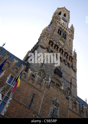 Belfort o campanile che domina Bruges' piazza principale, Markt. Bruges, Belgio. Foto Stock