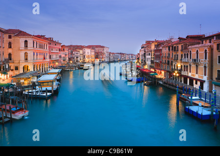 Sunrise di Venezia dal Ponte di Rialto con la vista sul Canal Grande Foto Stock