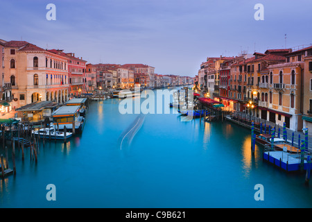 Sunrise di Venezia dal Ponte di Rialto con la vista sul Canal Grande Foto Stock