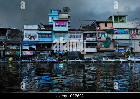 Floodwall del fiume Chao Phraya nel centro di Bangkok al suo limite Foto Stock